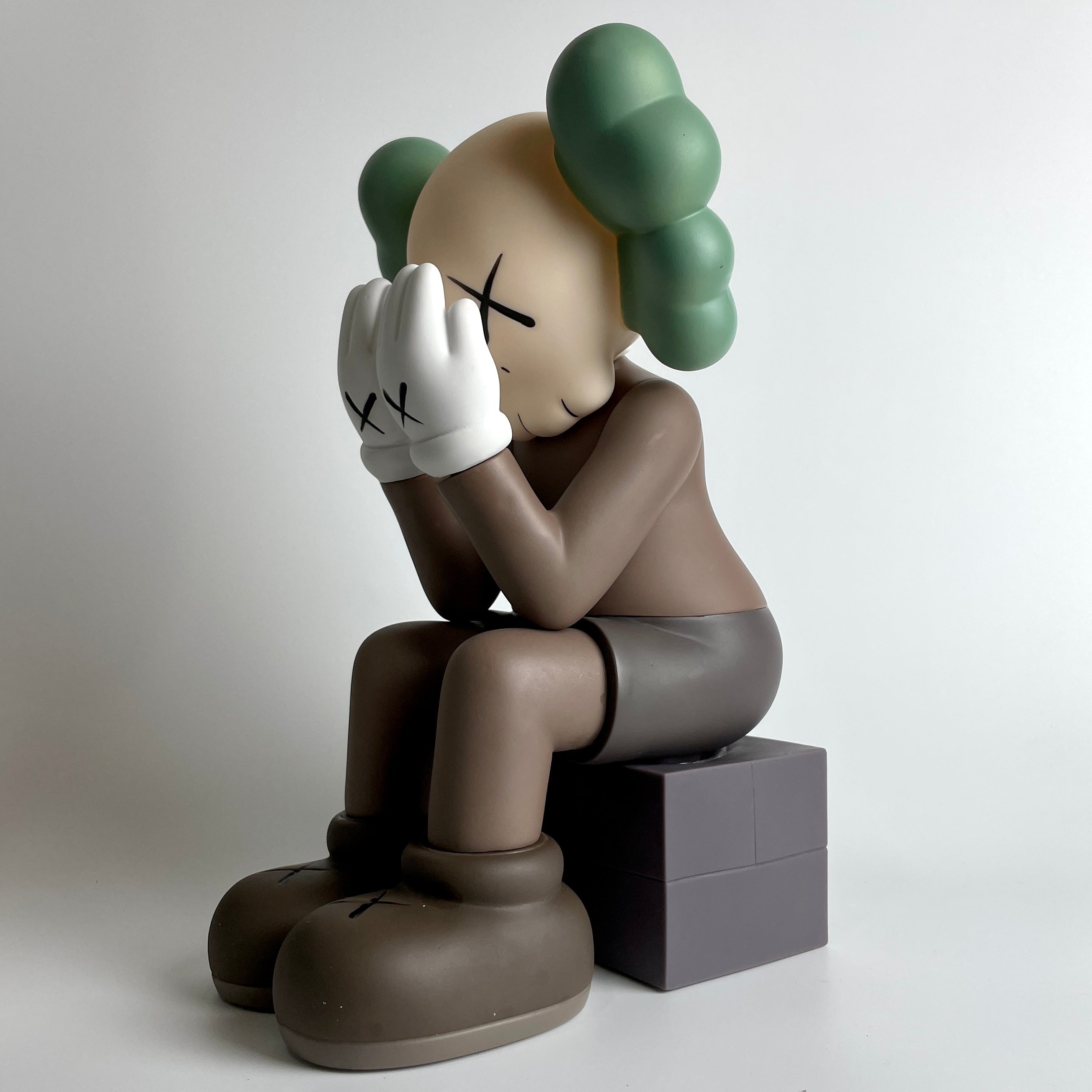 Kaws Passing Through Companion – FuGui Tide play